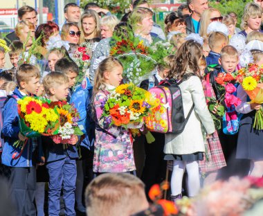 İnsanlar ve okul çocukları büyük kalabalık.
