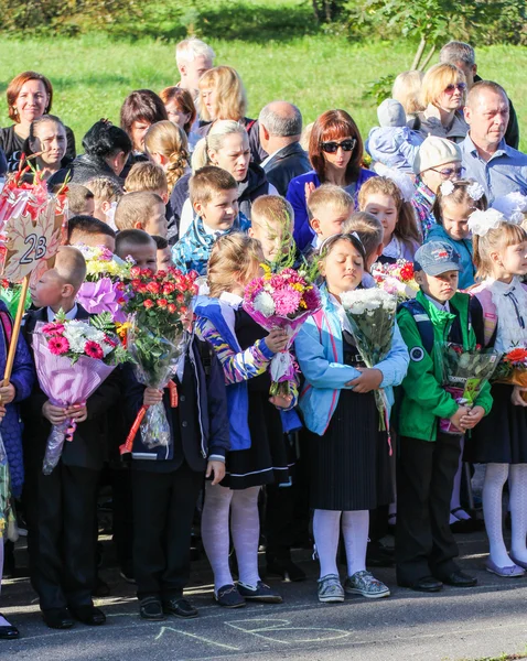 Niños con ramos de flores . — Foto de Stock