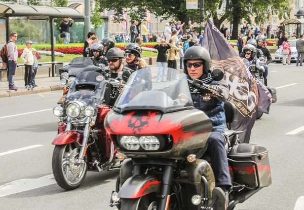 骑在摩托车上旗子的人. — 图库照片