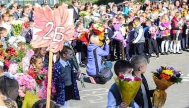 Çocuklu insanların büyük bir kalabalık.