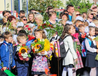 Çocuklu insanların büyük bir kalabalık.