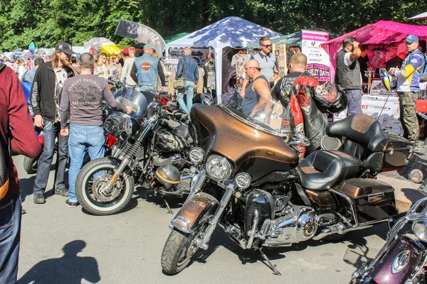 Motosiklet ve insanlar.