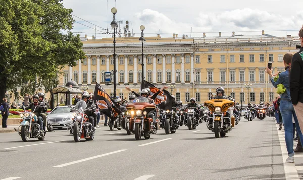 Pessoas em motocicletas com bandeiras . — Fotografia de Stock