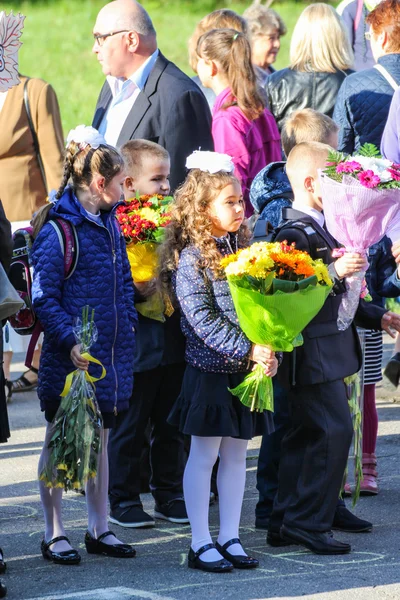 Niños con flores . — Foto de Stock