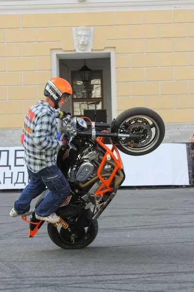 Demonstrativer Leistungsbiker. — Stockfoto