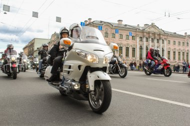 Yeşil köprüde seyahat motosikletçi maskesi.