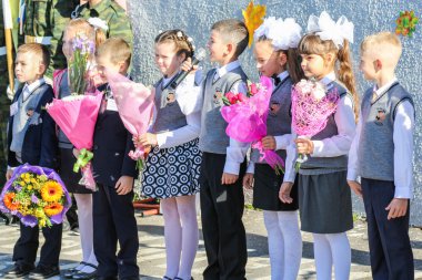 Mikrofonlu birinci sınıflar.