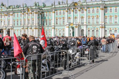 Hermitage arka planda bisikletçilerin bir kalabalık.