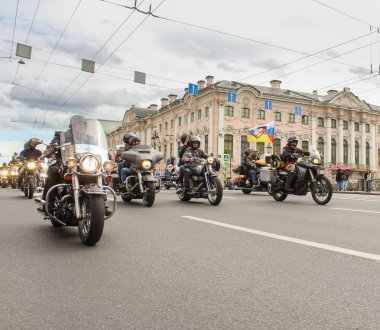Yeşil köprüde Yusupov Nehri üzerinde seyahat motorcu.