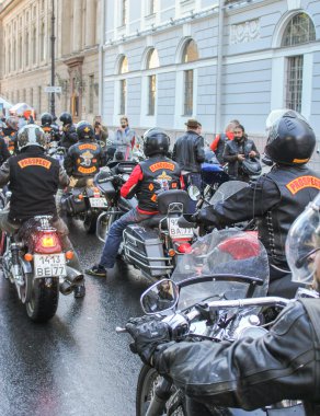 Bisikletçilerin bir tatil grubu geldi.