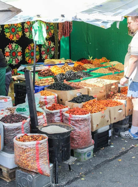 Commercio di frutta secca per strada . — Foto Stock