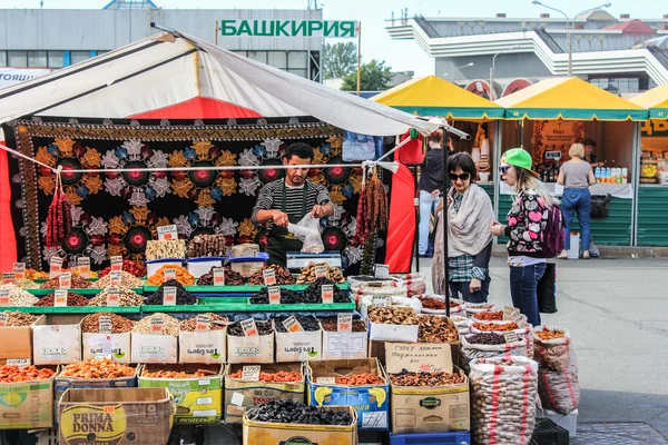 Compradores y comerciantes de frutas secas . — Foto de Stock