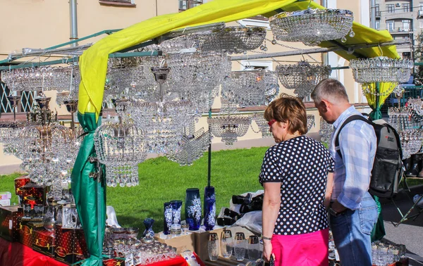 Acquirenti al padiglione con lampadari di cristallo . — Foto Stock