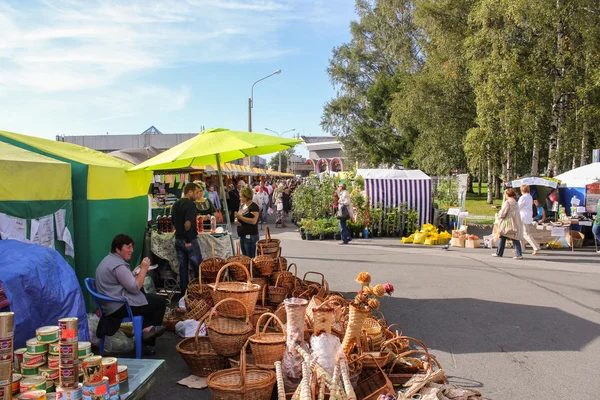 Vendedores y visitantes en la feria . — Foto de Stock