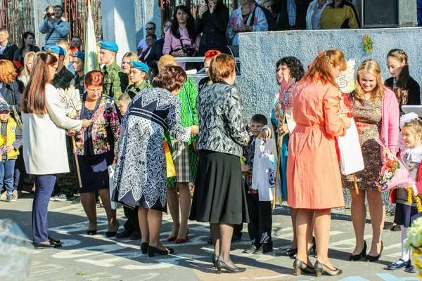 Grupo de adultos y escolares . — Foto de Stock