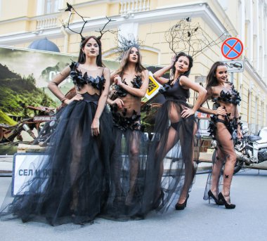 Sokakta poz kız grubu.