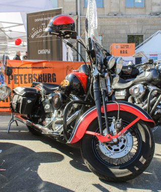 Motosiklet gidonun bir kask ile.