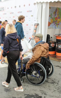 Tekerlekli sandalyedeki adam.