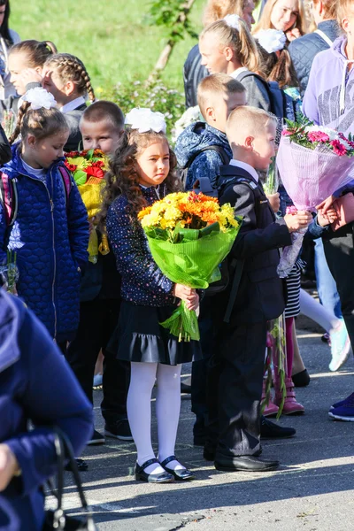 Niños con ramos de flores . — Foto de Stock