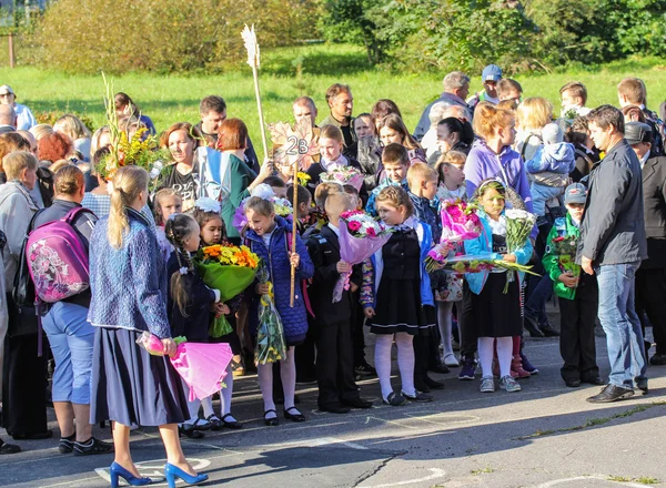 People gathered in front of the school. — Stock Photo, Image