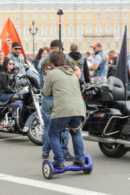 Bir kamera ile scooter üzerinde Adam.