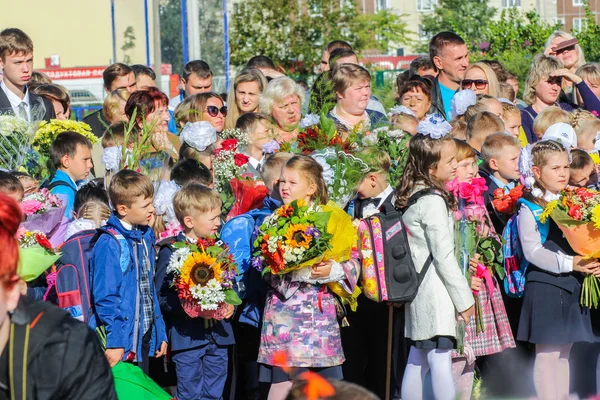 Crianças com buquês de flores . — Fotografia de Stock