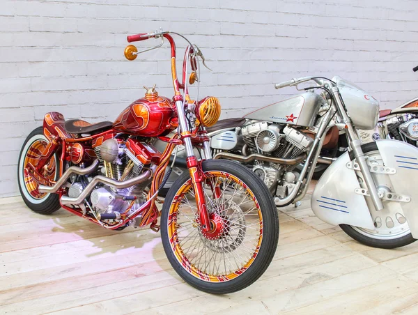 Motocykl v červených a zlatých barvách. — Stock fotografie