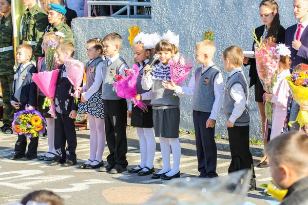 A linha de escolares com flores . — Fotografia de Stock