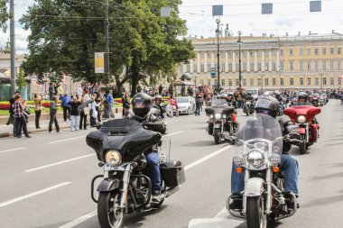 Motosikletli lere binmek.