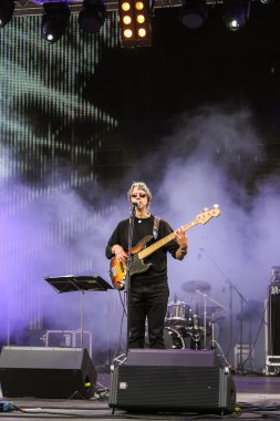Bir gitar ile şarkıcı.