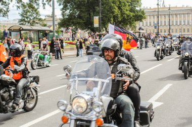 Almanya bayrağı ile motosiklet insanlar sürme.