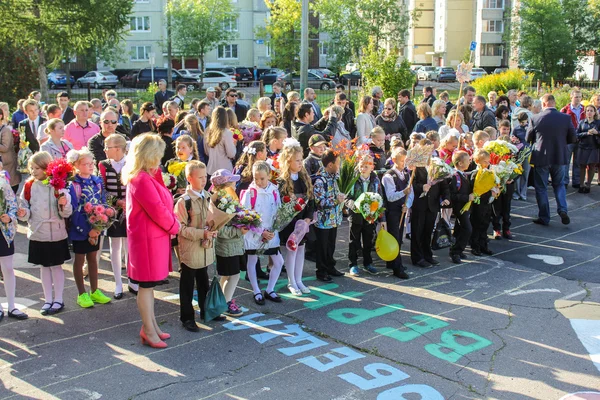 La línea de escolares con ramos de flores . — Foto de Stock