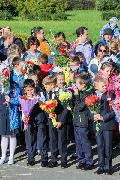 Niños con flores . — Foto de Stock