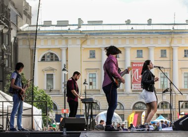 Sahne Alanı'nda pop grubu.
