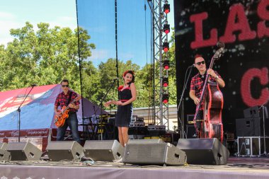 Sahnede müzisyenlerin üçlüsü.