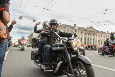 Motosikletli kadın ziyaretçileri karşıladı.