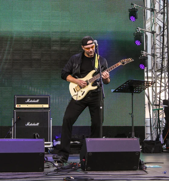 Guitarrista de voz no palco . — Fotografia de Stock