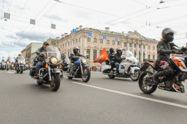 Nevsky Prospekt boyunca geçen motosikletçiler.