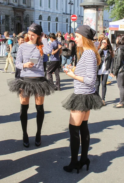 Las chicas con chalecos a rayas . — Foto de Stock
