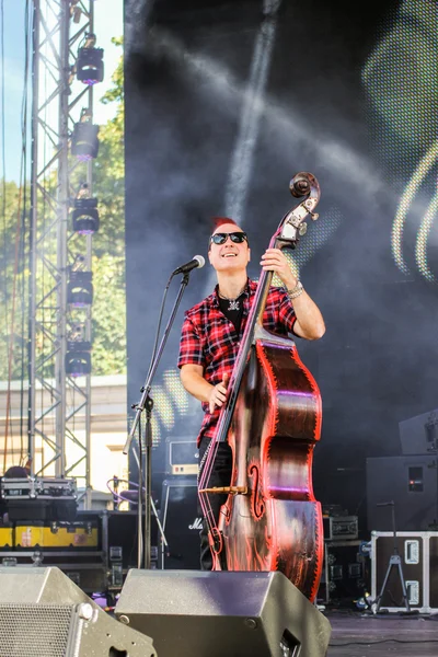 Homem de óculos escuros tocando o baixo . — Fotografia de Stock