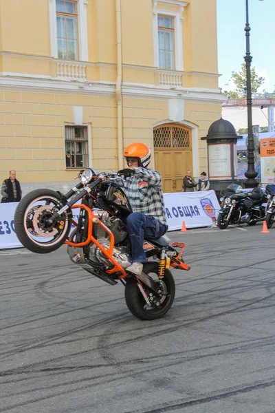 A moto pegou na roda traseira . — Fotografia de Stock