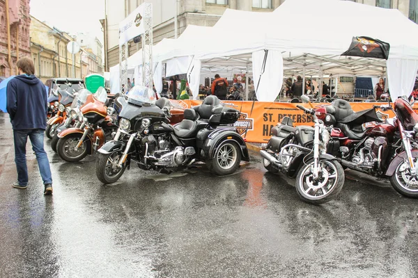 Мотоциклы на углу кафе открыты . — стоковое фото
