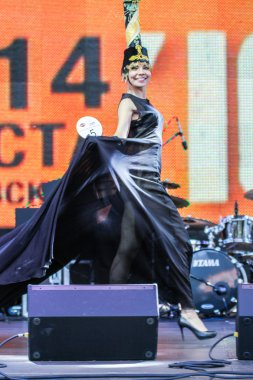 Modelleri sahne alanı boyunca geçit.