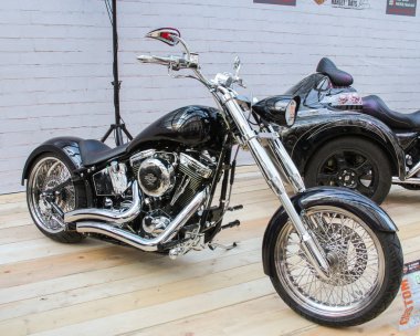 Benzersiz siyah motosiklet.