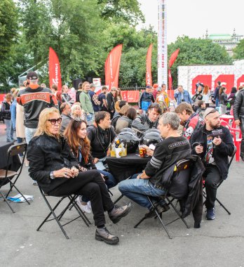 Masadaki motorcu grubu.