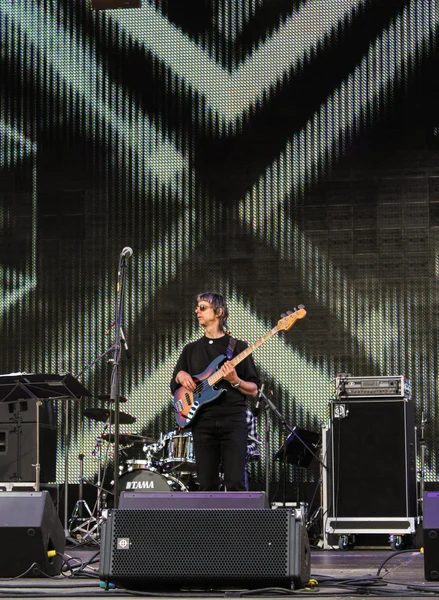 무대에서 록 기타리스트. — 스톡 사진