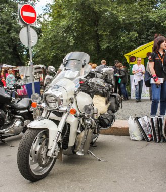 Beyaz motosiklet otoparkta..