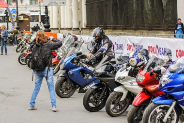 Motosikletteki insanlar.