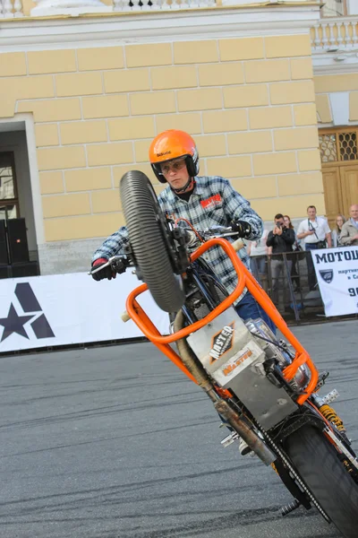 Biker zobrazeno řidičské dovednosti. — Stock fotografie