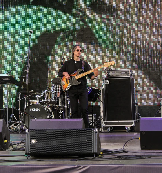 Gitarzysta rockowy na scenie wśród sprzętu. — Zdjęcie stockowe